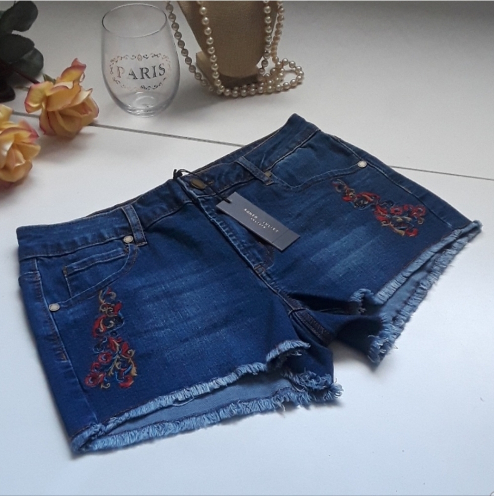 NWT Romeo + Juliet Couture Embroidered Cutoff Jean Shorts - Medium